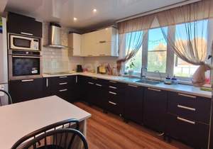 Дом 180м&sup2;, 2-этажный, участок 10 сот.  